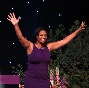 leesa-speaking-handsup